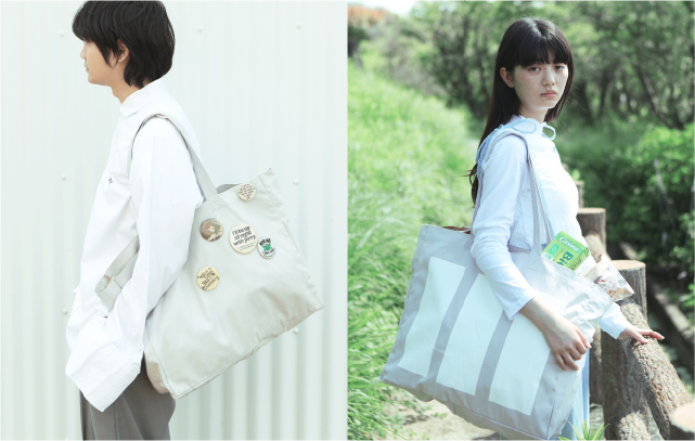 BIG ECO BAG COTTONを肩にかけた男性