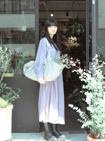 about her.で購入した観葉植物をRECYLON ECO BAG Aに入れて持ち帰っている