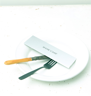 テ―ブルセッティングのお皿の上にMASK CASE B