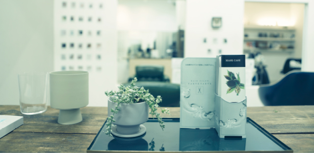 カップ、観葉植物、MASK CASE、MASKCASE STAND Bが置かれたテ―ブル